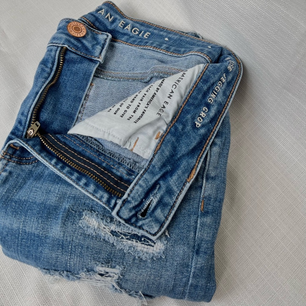 American Eagle high rise jegging in crop in a light wash with distressed size 4